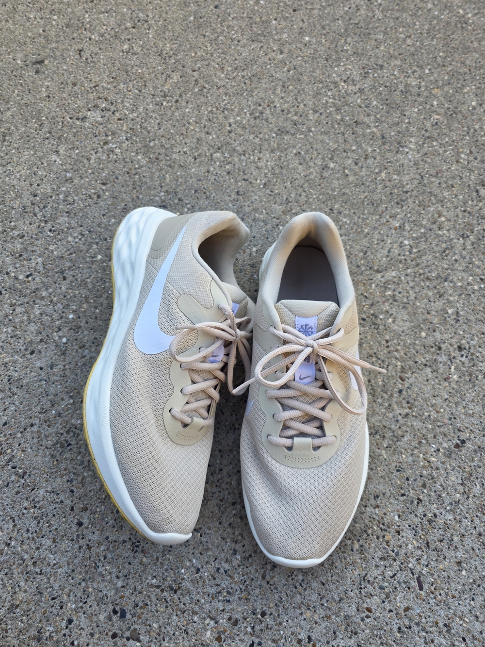 Nike Women's Beige Lightweigt Sneaker  Size 10.5 - Picture 2 of 15